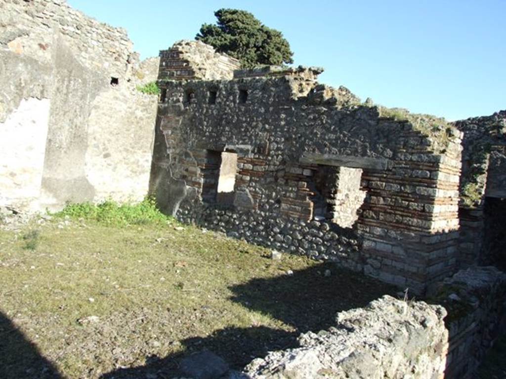 IX.9.a Pompeii. March 2009. Looking towards south-east corner of garden, and windows from cubiculum “i” and vestibule “L”.