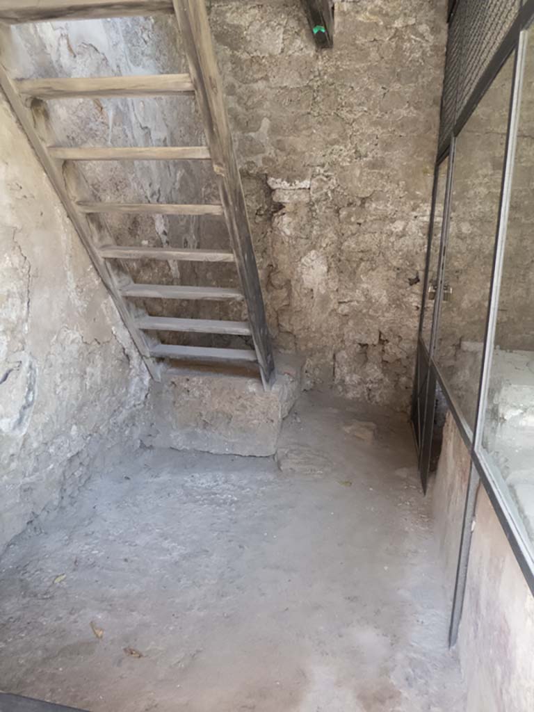 IX.11.2 Pompeii. September 2019.Modern wooden steps to upper floor.
Photo courtesy of Klaus Heese.
