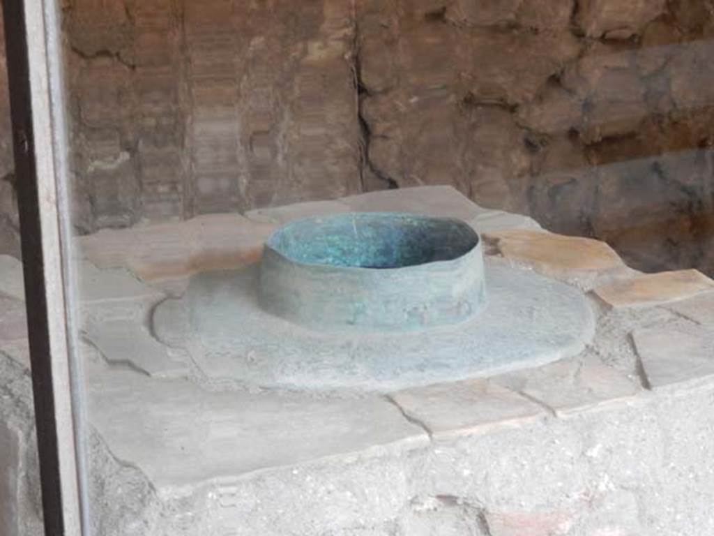 IX.11.2 Pompeii. May 2016. Bar counter, with detail of top of stove.  Photo courtesy of Buzz Ferebee.