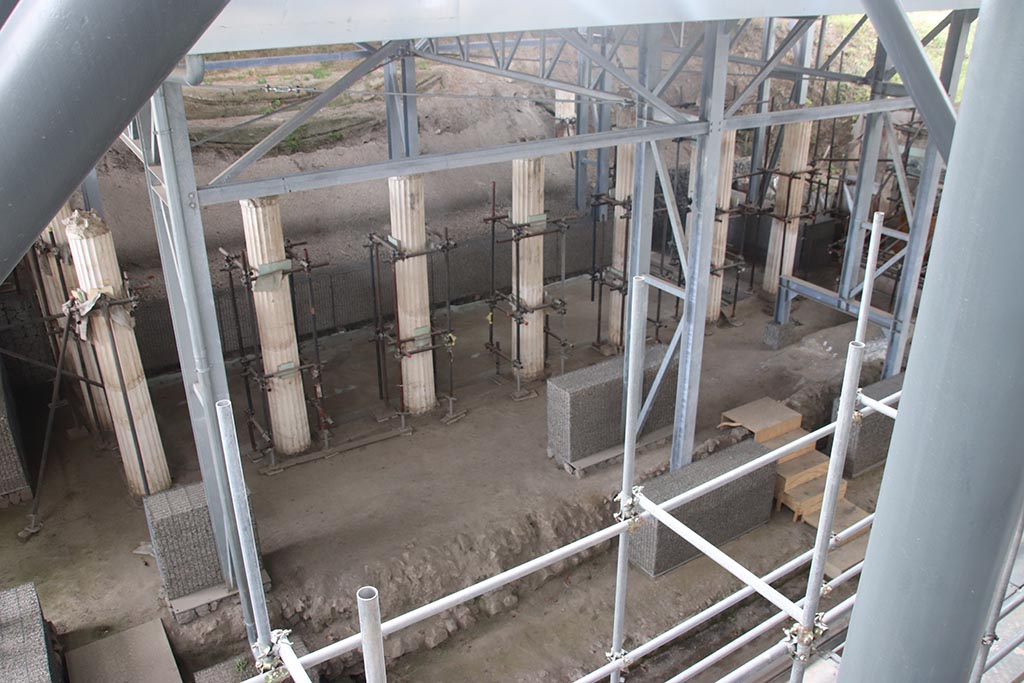 IX.11.7, Pompeii. October 2024. Looking towards columns of peristyle. Photo courtesy of Klaus Heese.