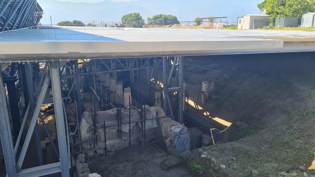 IX.11.7 Pompeii. June 2024. Looking south towards peristyle, from rear. Photo courtesy of Giuseppe Ciaramella.