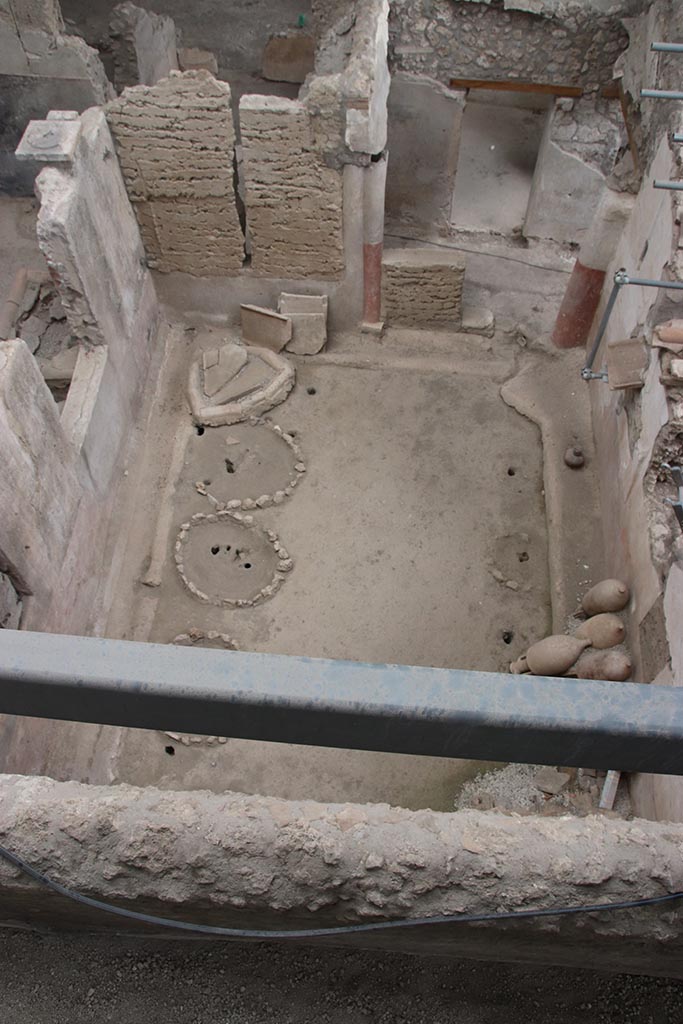 IX.12.4 Pompeii. October 2024. 
Small courtyard “m”, looking south. Photo courtesy of Klaus Heese.
