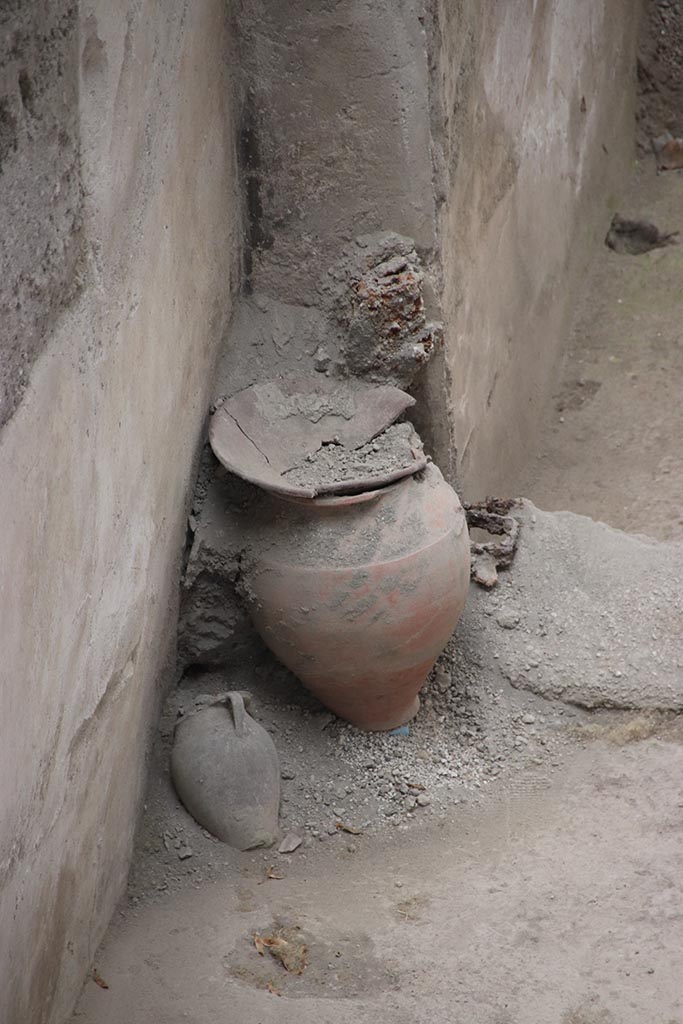 IX.12.4 Pompeii. October 2024. 
Room “q”, north-west corner and doorway into room “p”, on right. Photo courtesy of Klaus Heese.
