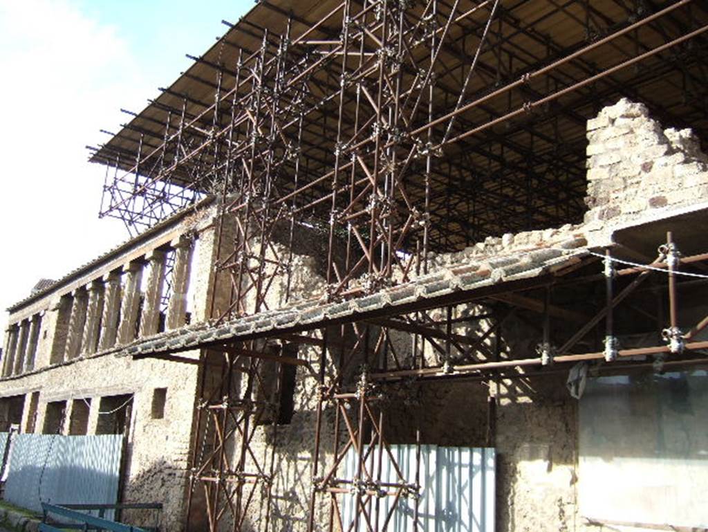 IX.12.6 Pompeii.  December 2005.  Façade.