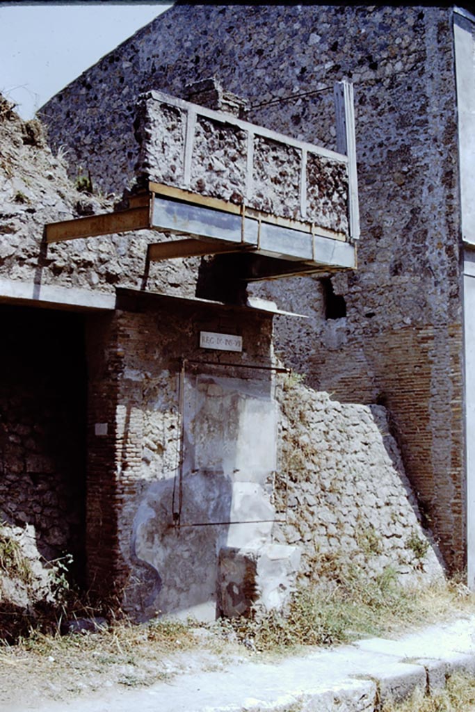 IX.12.7 Pompeii. 1971. 
Looking north-east on Via dell’Abbondanza. Photo by Stanley A. Jashemski.
Source: The Wilhelmina and Stanley A. Jashemski archive in the University of Maryland Library, Special Collections (See collection page) and made available under the Creative Commons Attribution-Non-Commercial License v.4. See Licence and use details.
J71f0154
