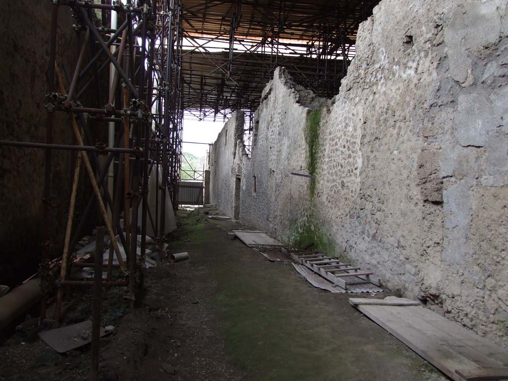 IX.13 Pompeii, on left. December 2006.            Vicolo di Giulio Polibio, looking south.                                IX.12, on right.