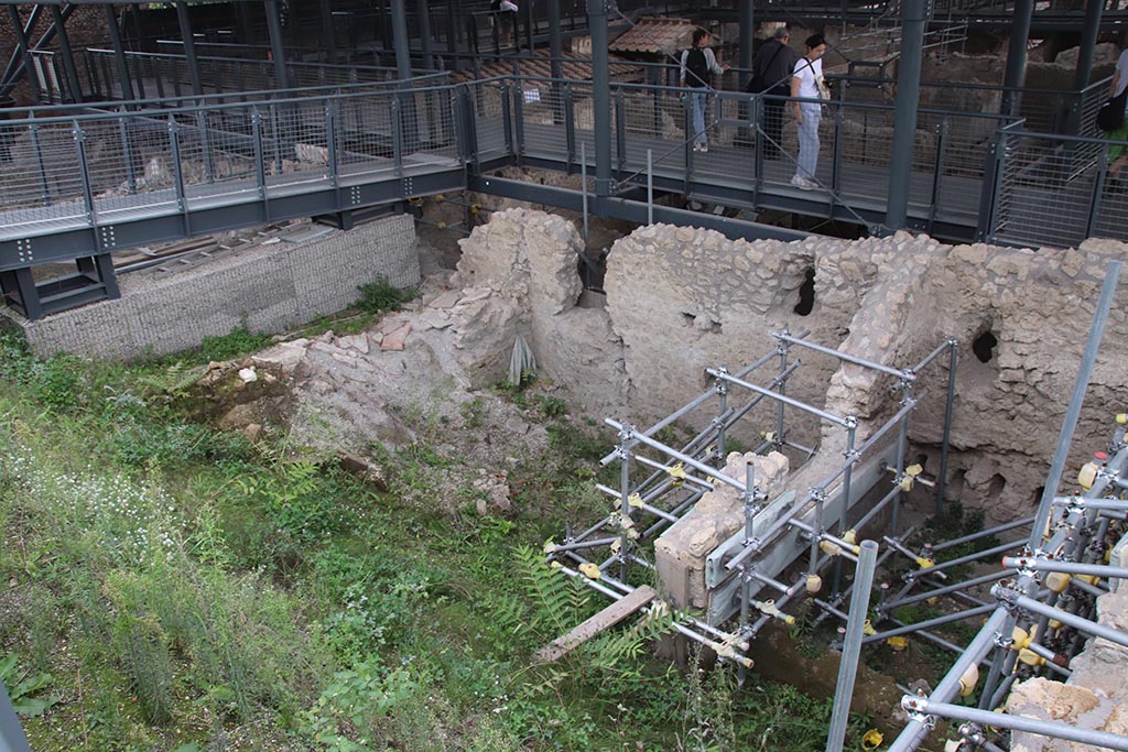 IX.12. B (?)/IX.12.9, Pompeii. October 2024. Looking south-east from north-west corner of Insula. Photo courtesy of Klaus Heese.