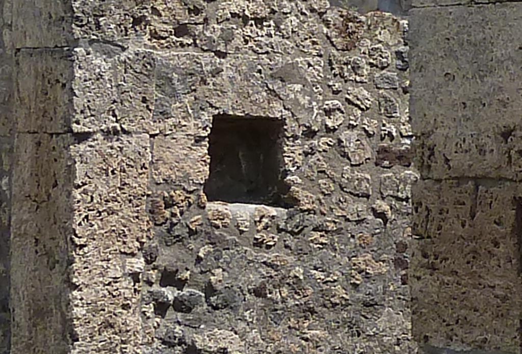 IX.14.3 Pompeii. May 2010. Detail of niche on east wall.