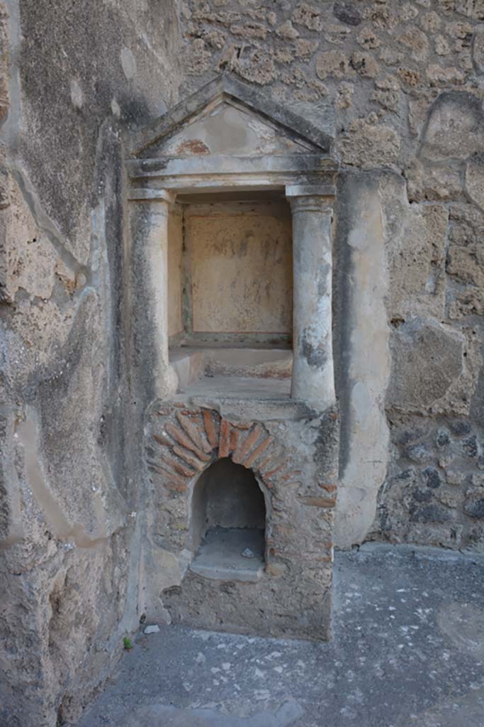 IX.14.4 Pompeii. July 2017. Lararium shrine 32, looking north.
Foto Annette Haug, ERC Grant 681269 DÉCOR.

