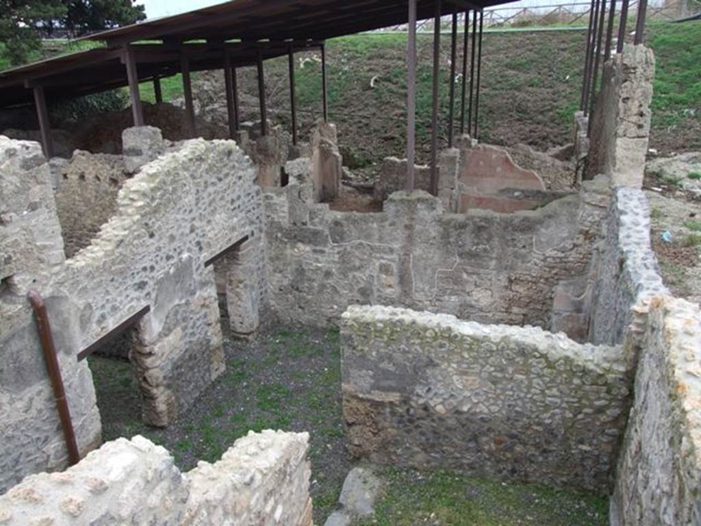 IX.14.4 Pompeii. December 2007. Looking south from rear upper level into rooms in south-west corner of house and to IX.14.c. The doorways to room 7 and 8 are on the left. Rooms 9 and 10 are on the right.