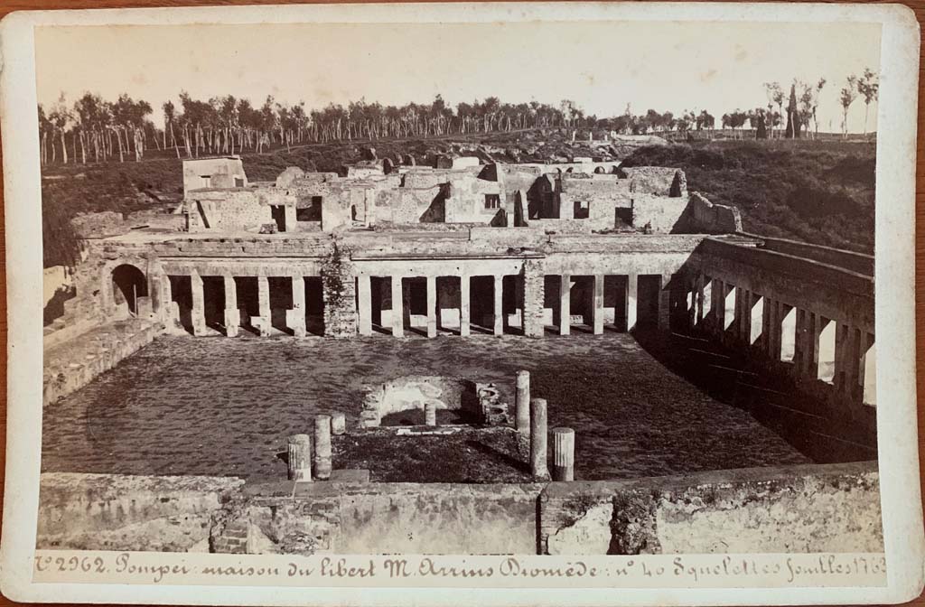 HGW24 Pompeii. 19th century card, Michel Amodio Cabinet Card no. 2962, maison du libert M Arrius Diomede.
Looking east over garden wall across pergola supported by six columns. Photo courtesy of Rick Bauer.
