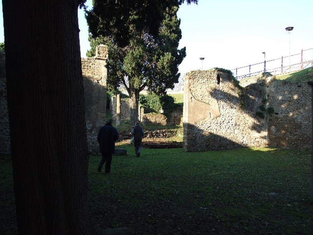 HGE12 Pompeii. December 2006. Looking north across garden towards courtyard.