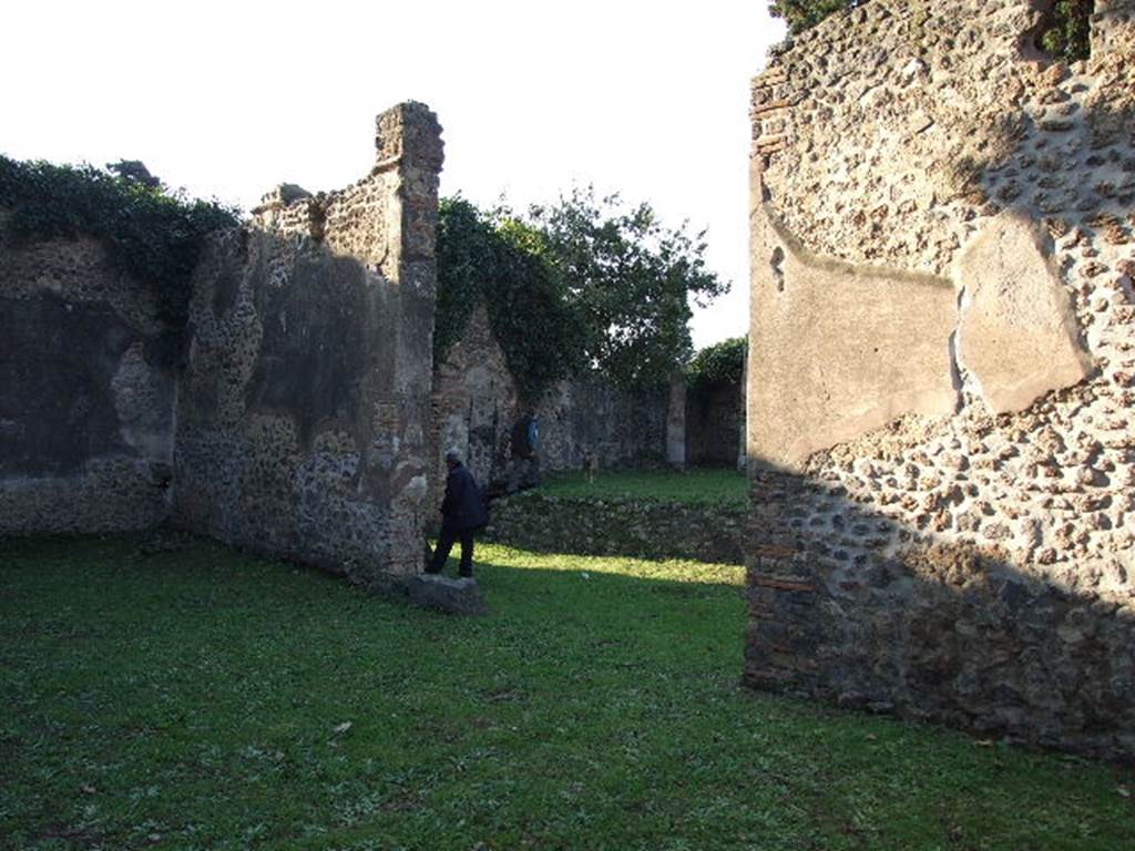 HGE12 Pompeii. December 2006. Looking north towards courtyard and entrance HGE14. This is the site of the Samnite graves.