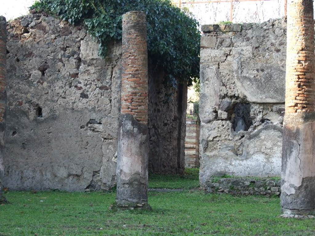 HGE12 Pompeii. December 2006. Looking north towards entrance to central corridor of northern building complex.