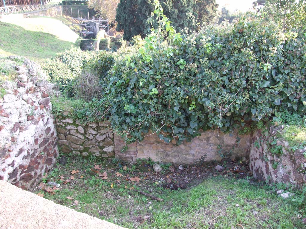 HGE12 Pompeii. December 2006. Looking down from path above onto north end.