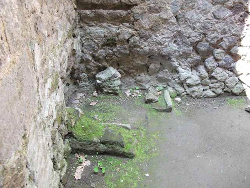 Villa of Mysteries, Pompeii. May 2010.  Room 28, north-west corner, looking north.