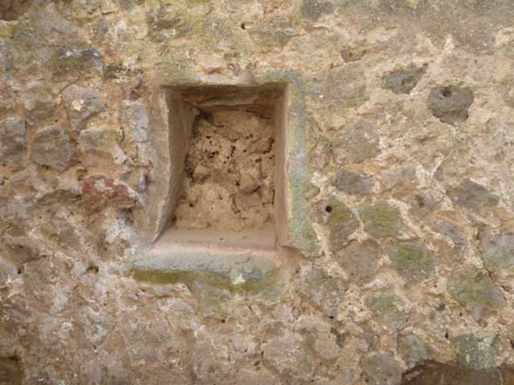 Villa of Mysteries, Pompeii. May 2010. Room 28, square niche on south wall.