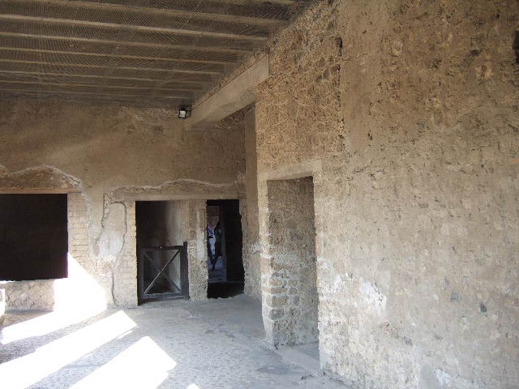 Villa of Mysteries, Pompeii. May 2006. Portico P4. Looking south-east towards portico P5, rooms 22, 21 and corridor F2.