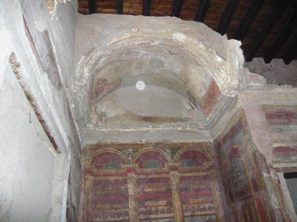 Villa of Mysteries, Pompeii. September 2017. Room 16, detail of upper arched recess ceiling above alcove against east wall. 
Foto Annette Haug, ERC Grant 681269 DÉCOR.
