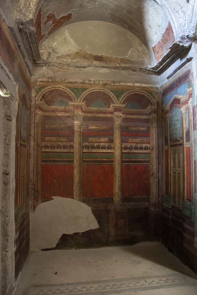 Villa of Mysteries, Pompeii. September 2017.
Room 16, looking east across flooring towards bed recess near east wall.
Foto Annette Haug, ERC Grant 681269 DÉCOR.
