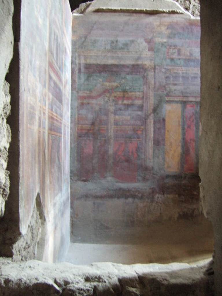 Villa of Mysteries, Pompeii. May 2006. Room 16, cubiculum. Doorway with plaster cast of shutters at south end of portico P5.