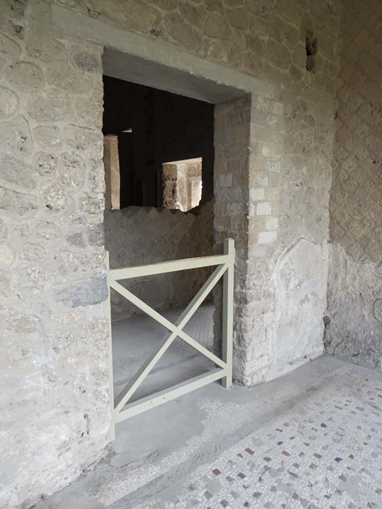 Villa of Mysteries, Pompeii. May 2010. Doorway to passage 13, antechamber of room 14.