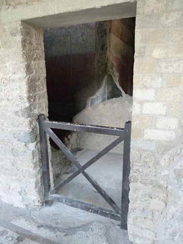 Villa of Mysteries, Pompeii. May 2010. Doorway from portico P3 to passage 13, looking through to doorway from portico P4.