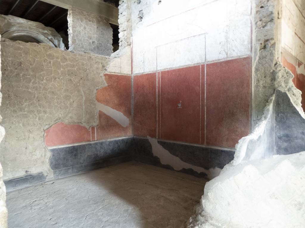 Villa of Mysteries, Pompeii. May 2010. Room 14, cubiculum on east side of passage 13. East wall and south wall.