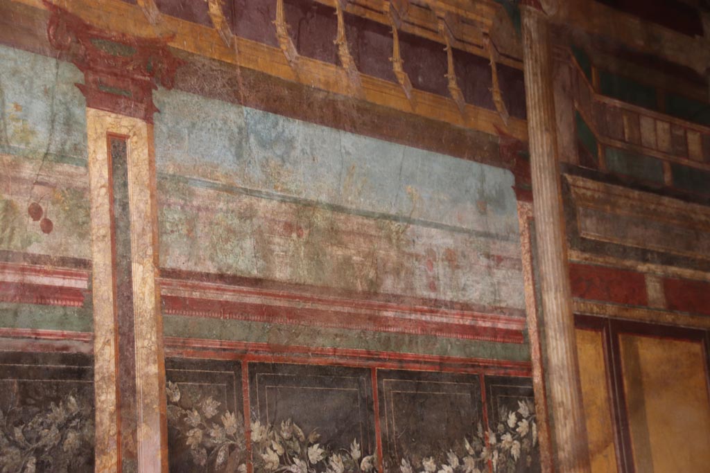 Villa of Mysteries, Pompeii. September 2021. Room 6, detail of west wall above painted garland. Photo courtesy of Klaus Heese.