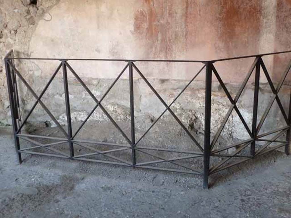 Villa of Mysteries, Pompeii. May 2010. Peristyle B, south wall.