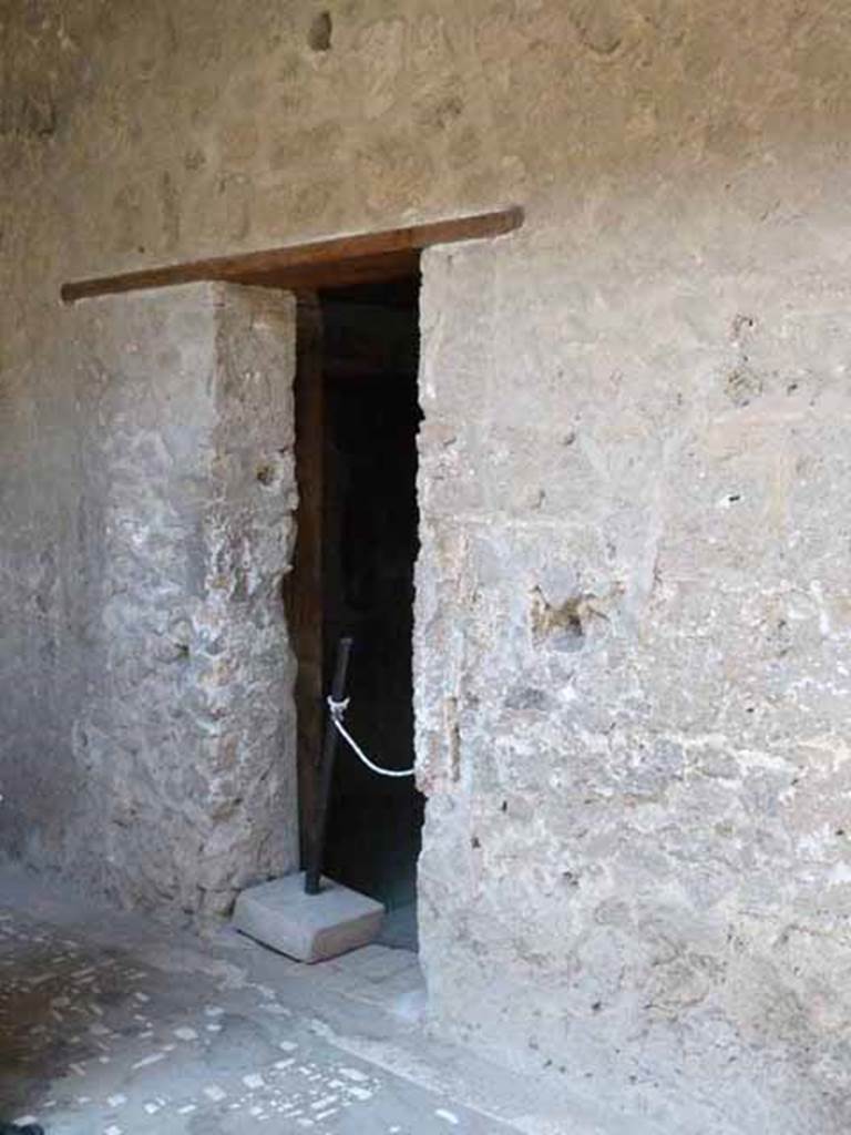 Villa of Mysteries, Pompeii. May 2010. Doorway to room 8, on north side of room 62. 