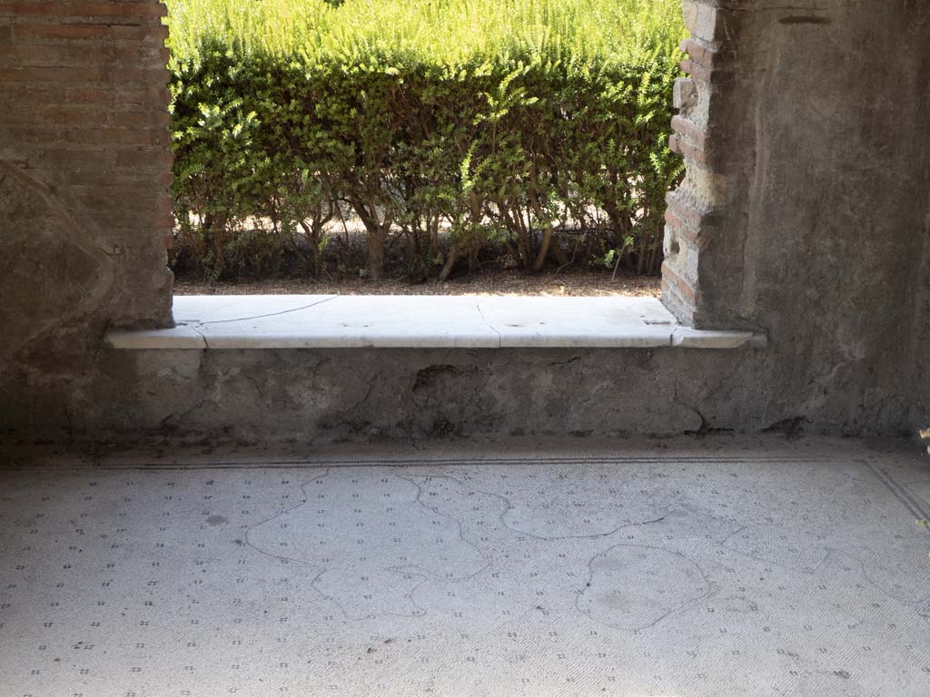 Villa of Mysteries, Pompeii. September 2017. Room 9, looking west towards window with marble window-sill.
Foto Annette Haug, ERC Grant 681269 DÉCOR.
