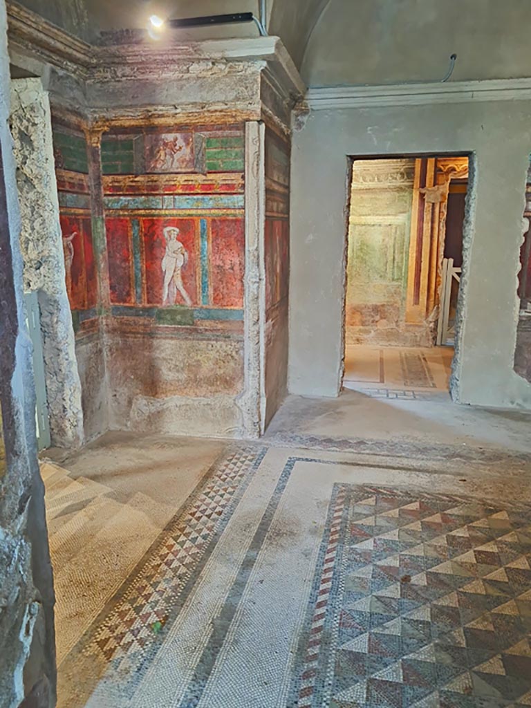 Villa of Mysteries, Pompeii. September 2017. 
Room 4, north-east corner with paintings on north, east and south walls.
Foto Annette Haug, ERC Grant 681269 DÉCOR.
