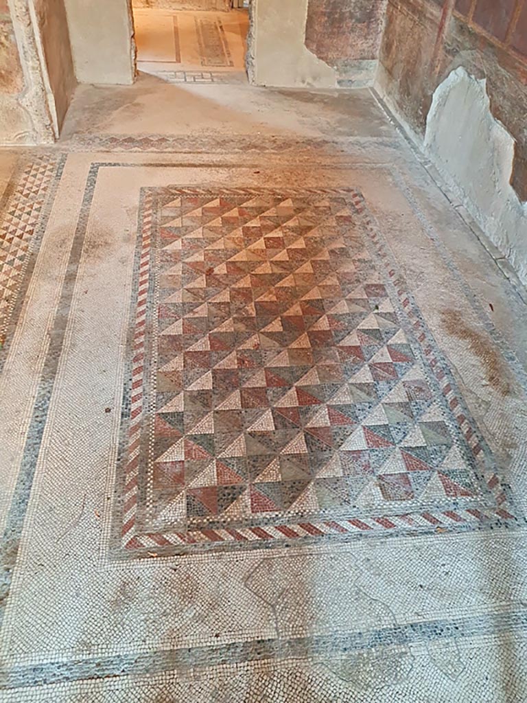 Villa of Mysteries, Pompeii. September 2017. Room 4, looking north-east across mosaic floor.
Foto Annette Haug, ERC Grant 681269 DÉCOR.
