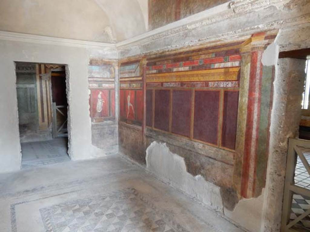 Villa of Mysteries, Pompeii. November 2017. 
Room 4, looking along south wall towards south-east corner.
Foto Annette Haug, ERC Grant 681269 DÉCOR
