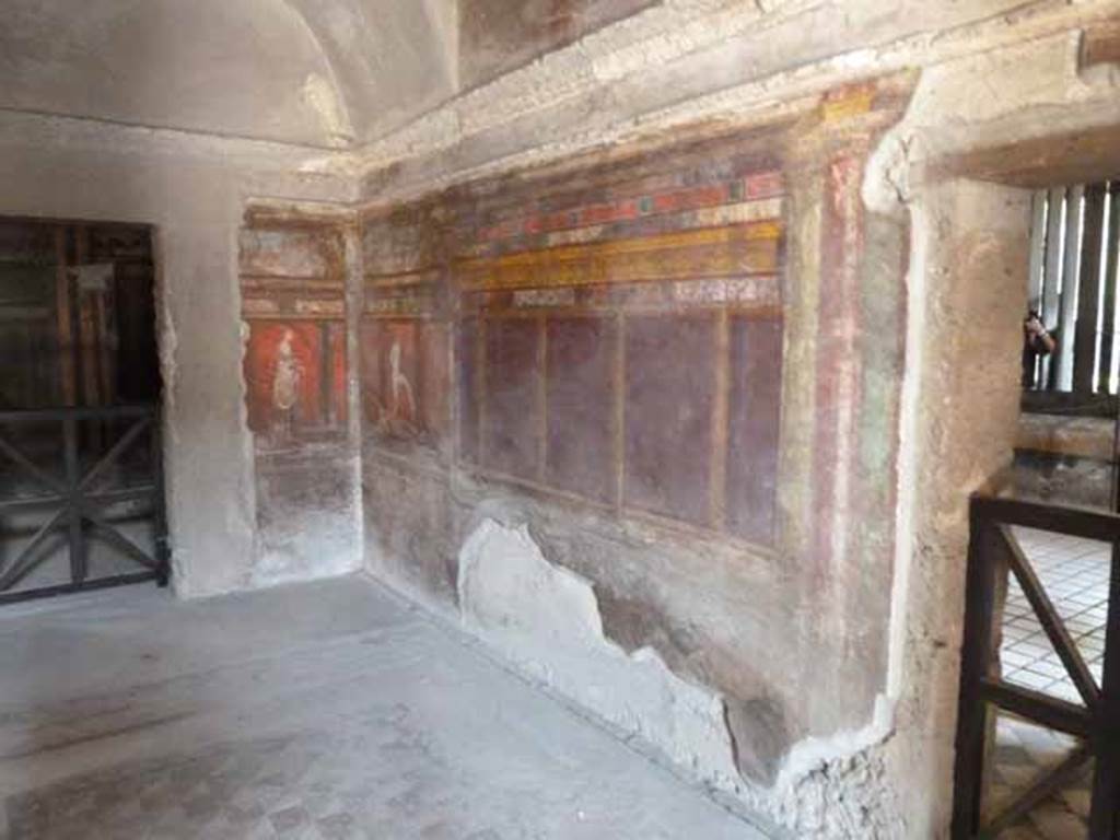 Villa of Mysteries, Pompeii. September 2017. 
Room 4, wall painting of a priestess, on east wall in south-east corner.
Foto Annette Haug, ERC Grant 681269 DÉCOR.

