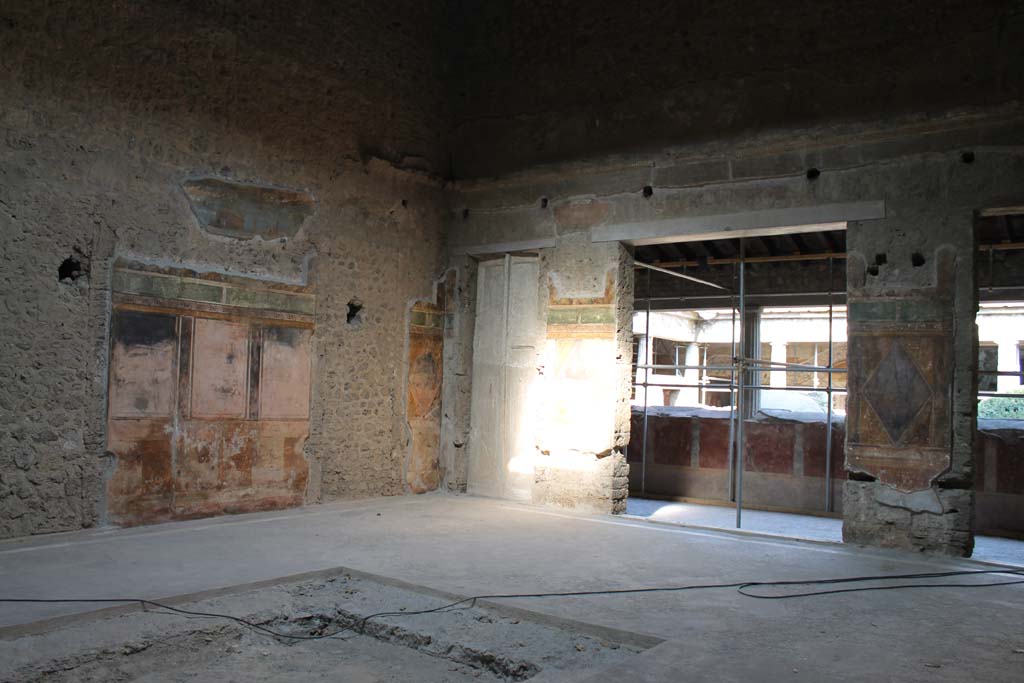 Villa of Mysteries, Pompeii. November 2017. Room 64, looking across impluvium towards north-east corner.
Foto Annette Haug, ERC Grant 681269 DÉCOR.
