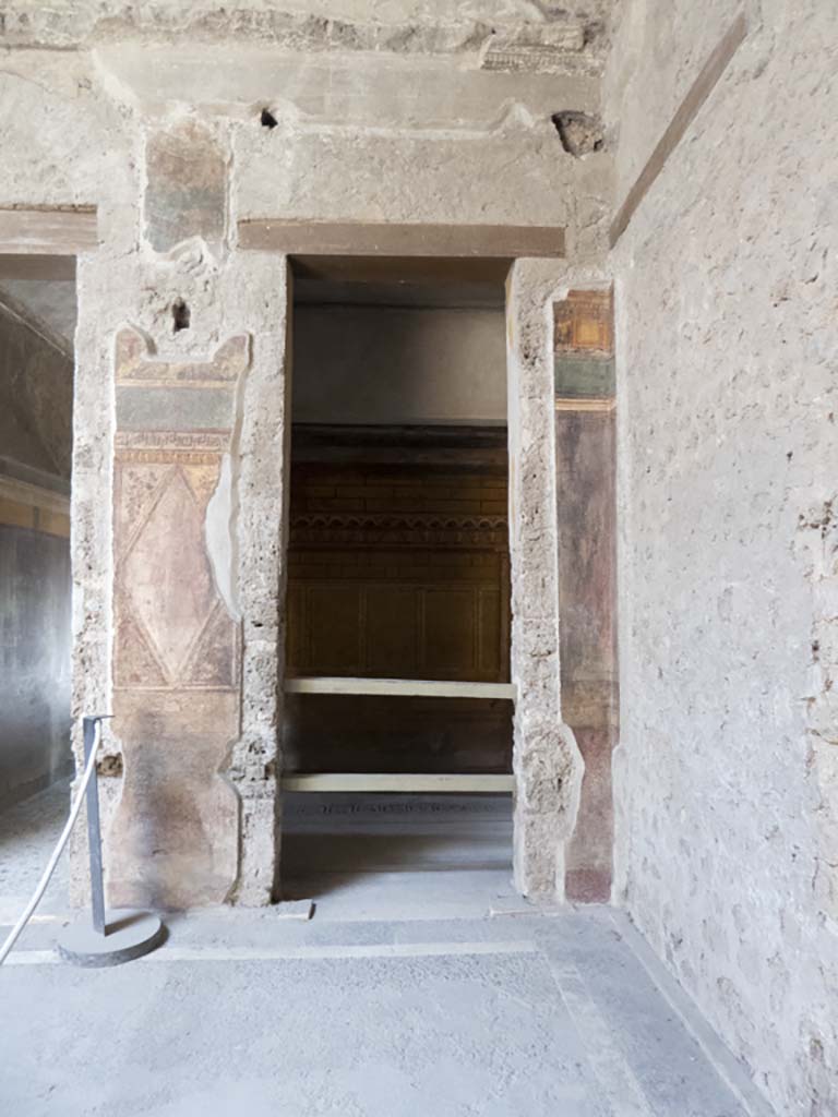 Villa of Mysteries, Pompeii. September 2017. Doorway to room 3, in south-west corner of atrium 64.
Foto Annette Haug, ERC Grant 681269 DÉCOR.
