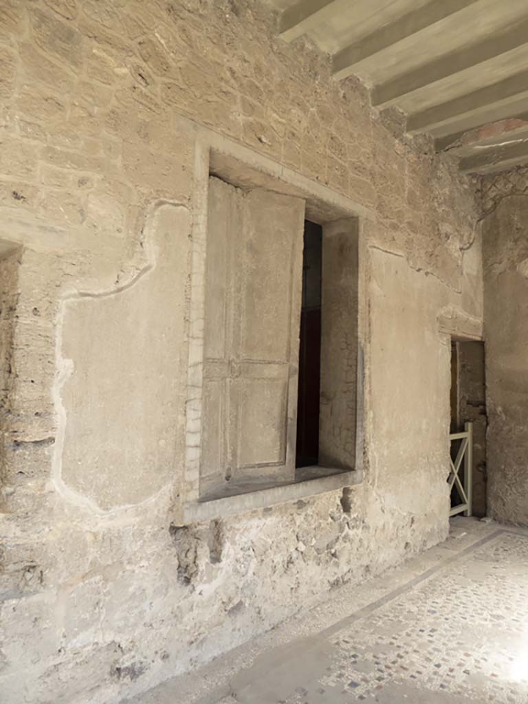 Villa of Mysteries, Pompeii. May 2010. Looking north along portico P3, with doorways to rooms 13 and 12 and window of room 11.