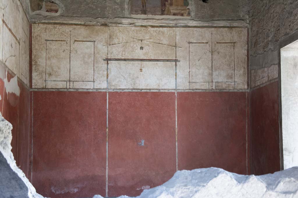 Villa of Mysteries, Pompeii. May 2010. Room 11 cubiculum, east wall through window.