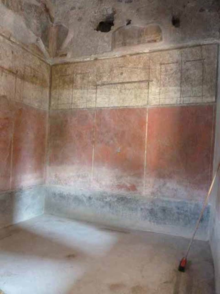 Villa of Mysteries, Pompeii. September 2021. 
Room 11, detail of painted decoration in centre of middle panel of south wall. Photo courtesy of Klaus Heese.
