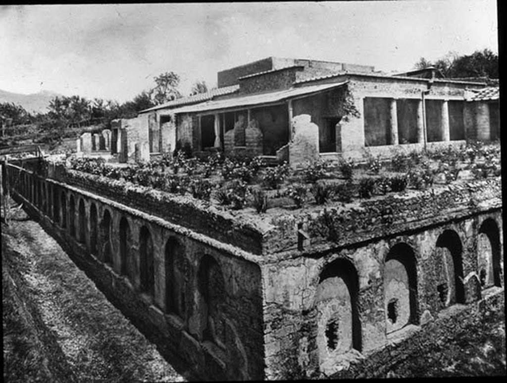 See photo on University of Oxford HEIR databaseVilla of Mysteries, Pompeii. Photo by Fratelli Alinari (I. D. E. A.). Looking north along west side from south-west corner. Used with the permission of the Institute of Archaeology, University of Oxford. File name instarchbx202im 041. Source ID. 44519.
