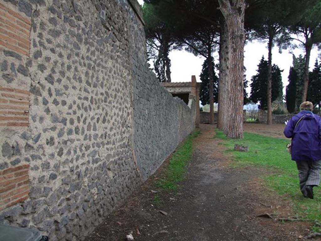 Piazzale Anfiteatro. West side. Looking north along east wall of the Palestra from II.7.4. December 2006.