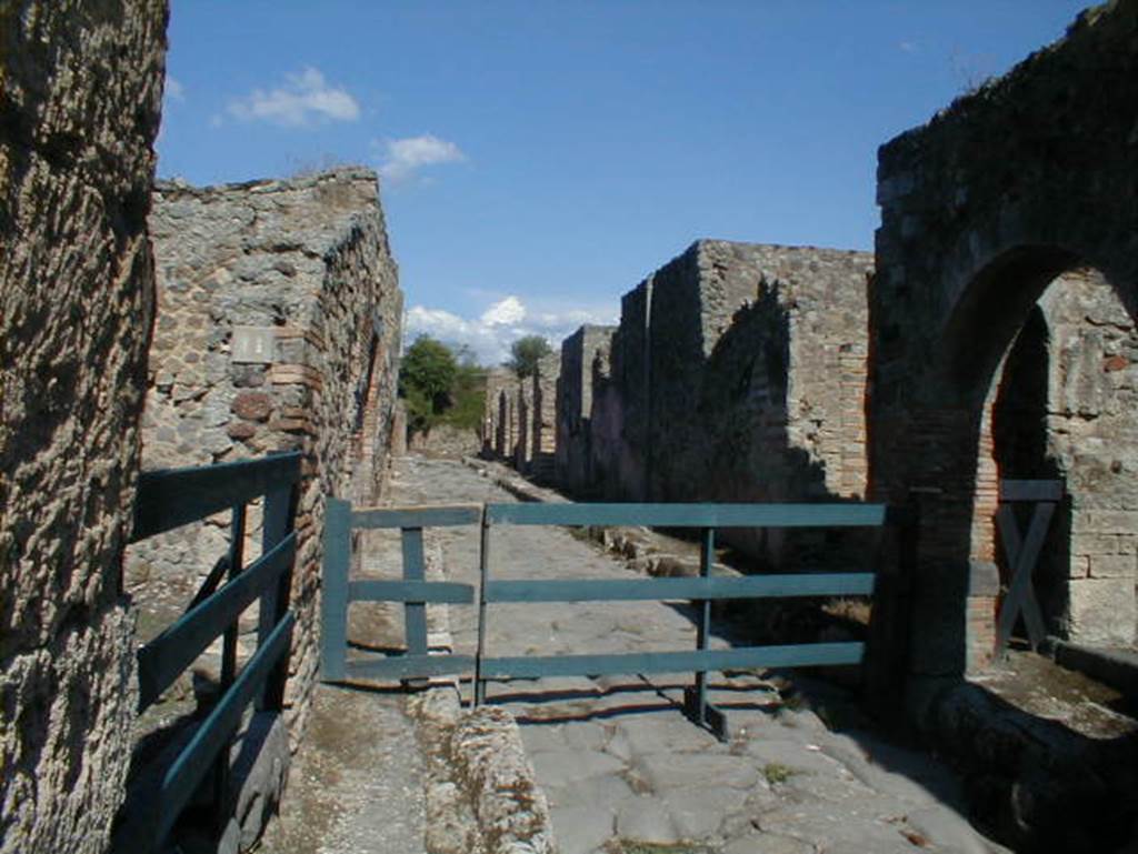 Unnamed vicolo, between IX.3 and IX.2. Looking east from Via Stabiana. September 2004.