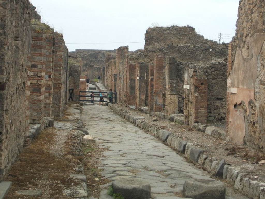 Unnamed vicolo between IX.2 and IX.3. Looking west from IX.3.18 to crossroads on Via Stabiana and straight ahead to Via degli Augustali. May 2005.