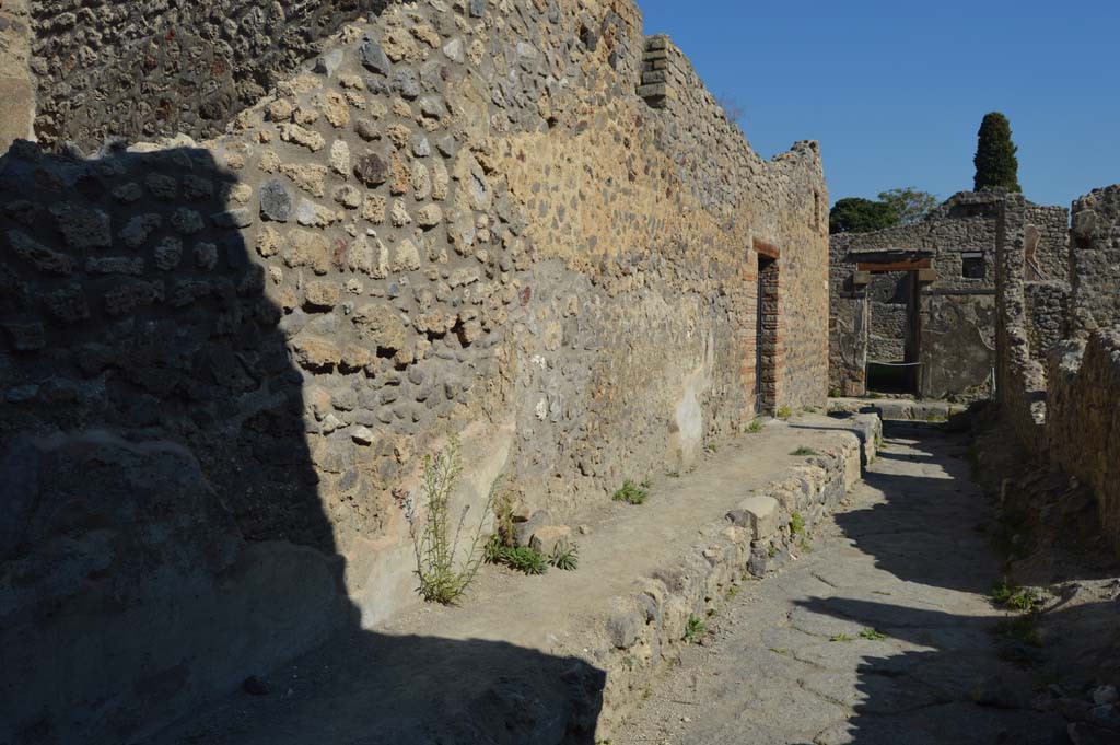 Unnamed vicolo between IX.5 and IX.6, Pompeii. October 2017. 
Looking east along north side towards IX.5.16 and junction with Vicolo del Centenario.
Foto Taylor Lauritsen, ERC Grant 681269 DÉCOR.
