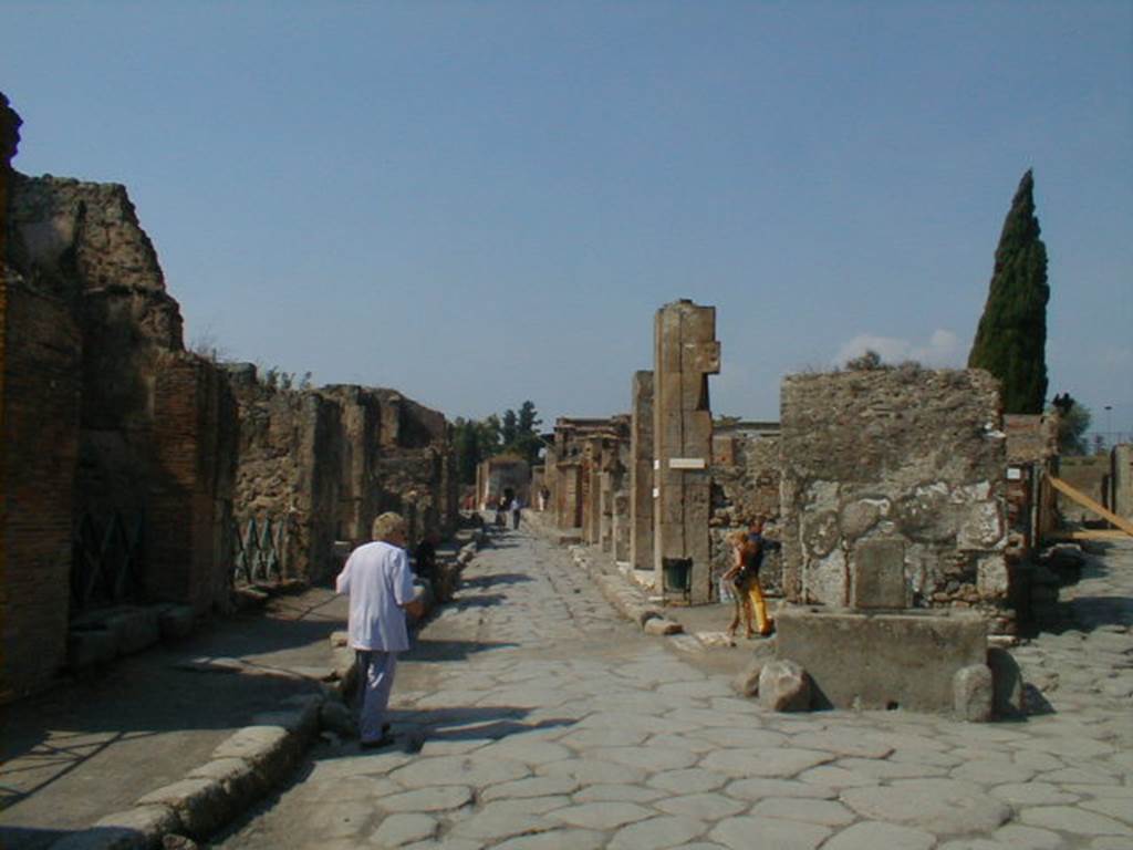 Via Consolare between VI.17 and VI.1. Looking north from junction with Vicolo di Narciso. September 2004.