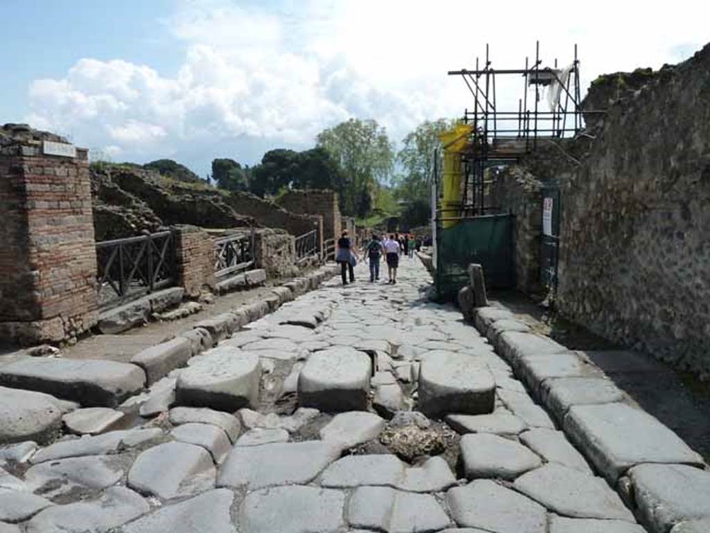 Via Stabiana, May 2010. Looking south between I.3 and VIII.7 from the crossroads with Vicolo del Menandro and Via del Tempio d’Iside.
