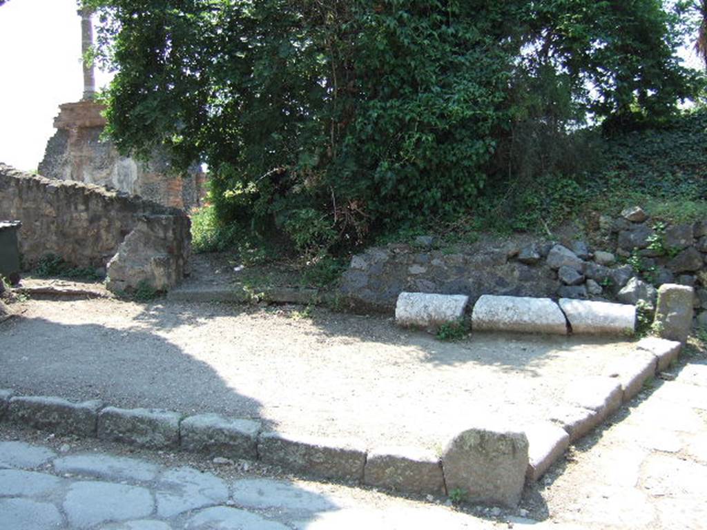 Via Pomeriale west part. December 2006. Site of entrance from Via dei Sepolcri, to left of the entrance to the Villa di Cicerone.