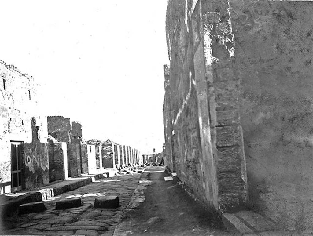 Via del Vesuvio. About 1909. Looking south from VI.14.21 right and V.1.28 left. Looking towards junction with Via Stabiana, Via di Nola and Via della Fortuna. Photo courtesy of Rick Bauer.